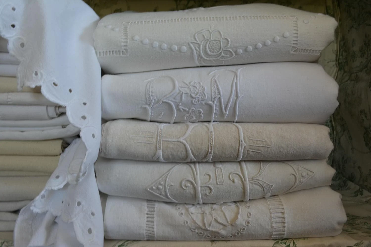 洋書 Monograms and Antique Linens Monogram_FEATURED.jpg?fit=1050